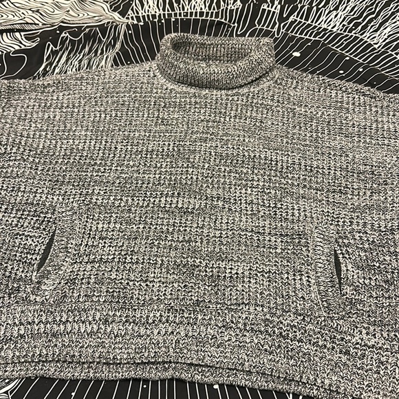 Victoria’s Secret Chic Thick Cropped Grey Knit Turtleneck Pullover Sweater Sz L - Picture 8 of 10